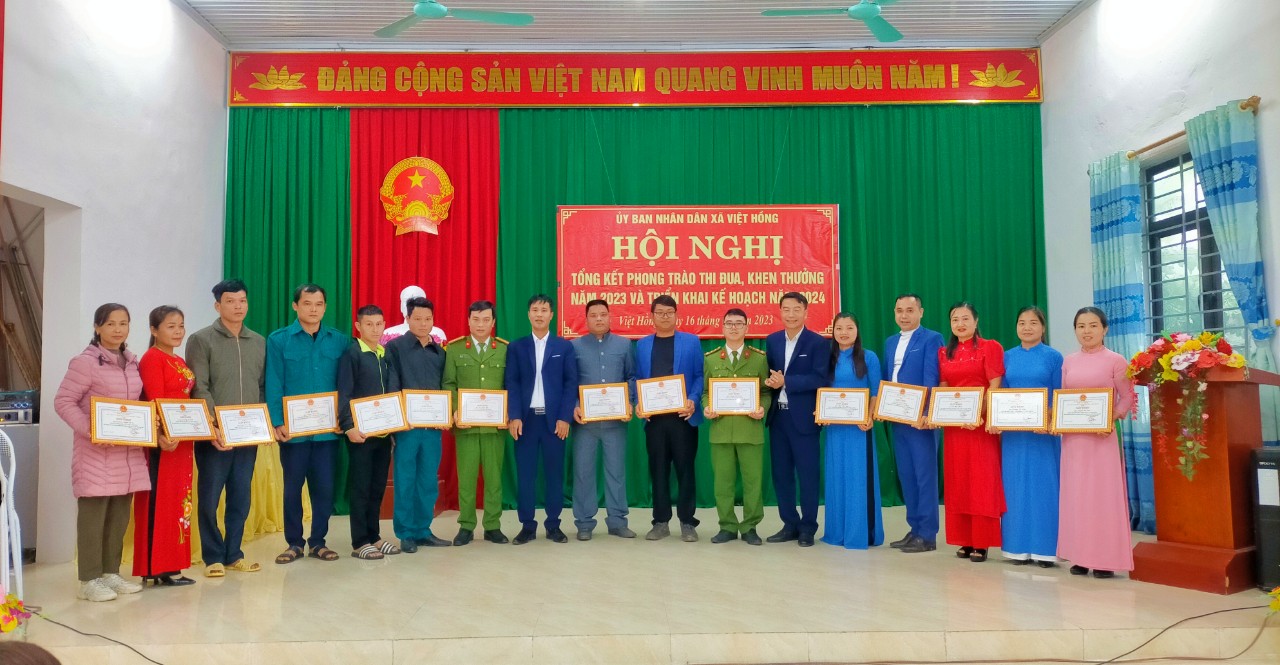 UBND xã Việt Hồng Tổ chức hội nghị tổng kết phong trào thi đua, khen thưởng năm 2023 và phát động phong trào thi đua năm 2024