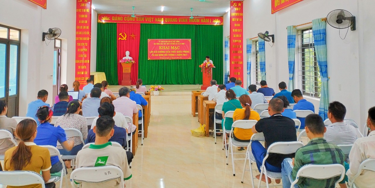 Khai giảng Lớp bồi dưỡng kiến thức Quốc phòng và An ninh đối tượng 4 tại xã Việt Hồng năm 2024