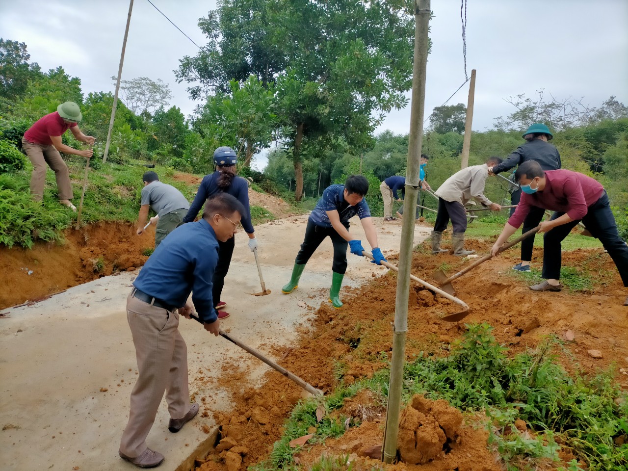 Lao động cộng sản chung tay xây dựng nông thôn mới tại xã Việt Hồng