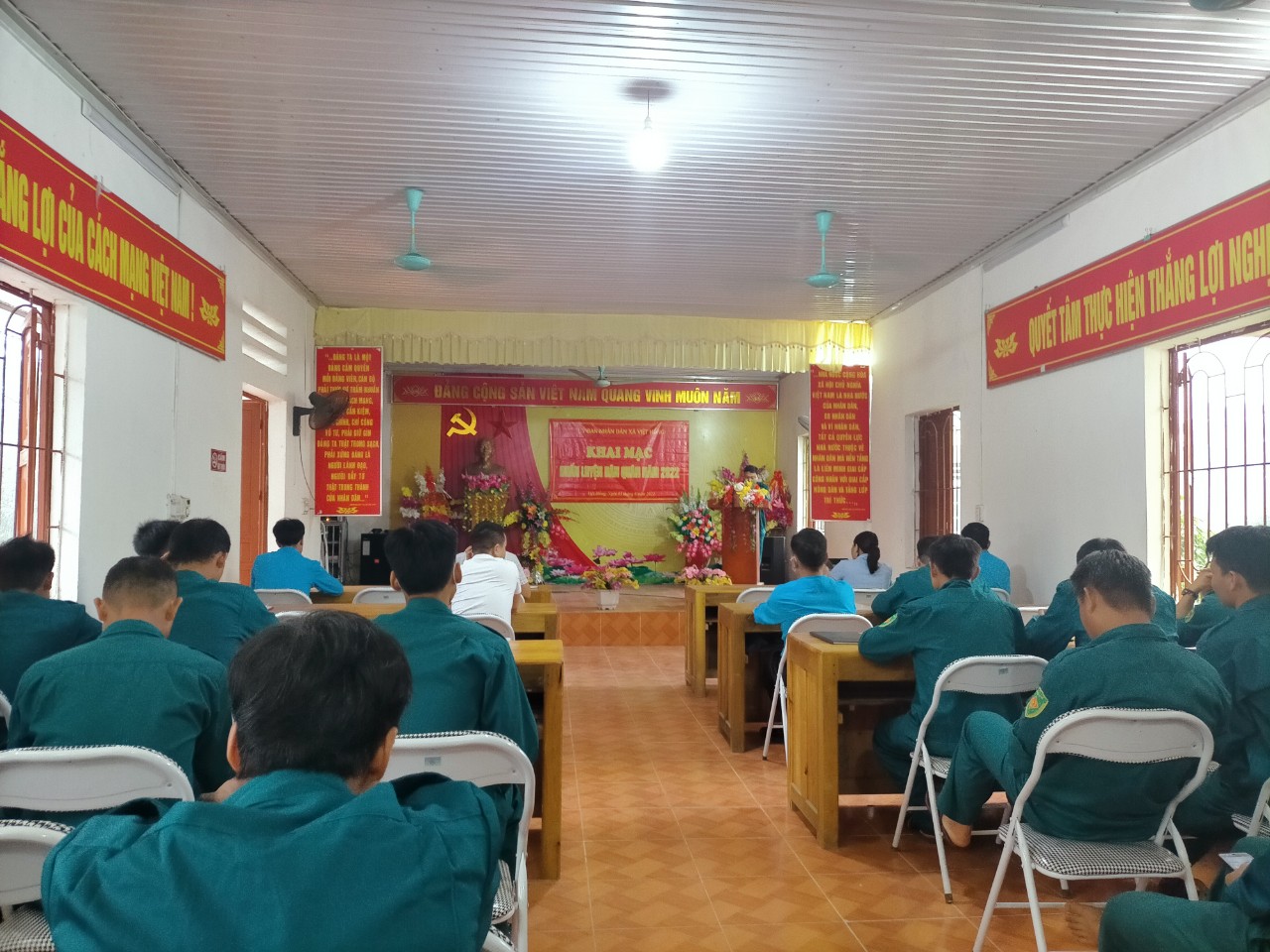 Xã Việt Hồng khai mạc huấn luyện lực lượng dân quân năm 2022.