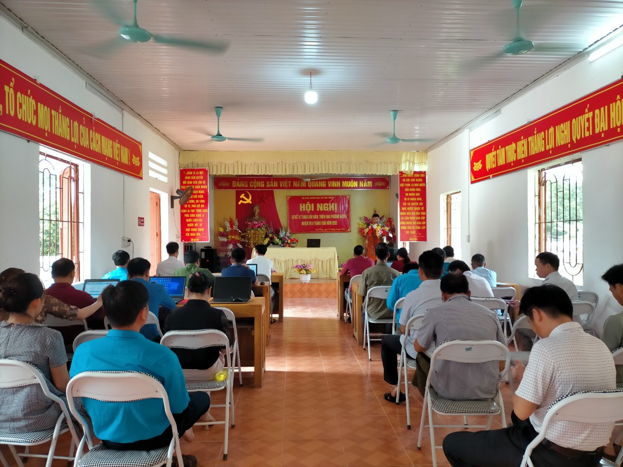 UBND xã Việt Hồng tổ chức Hội nghị sơ kết 6 tháng đầu năm 2022