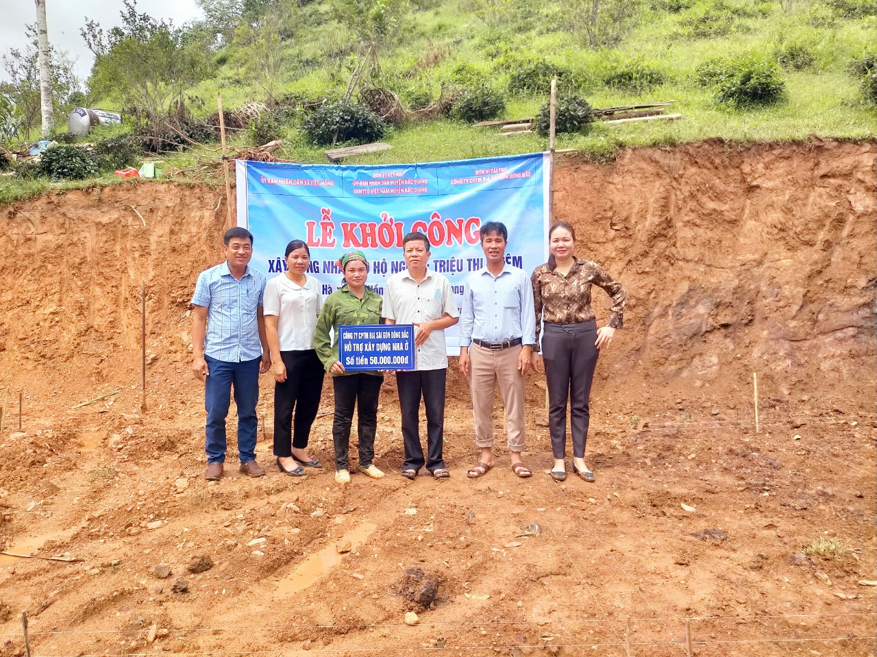 Lễ khởi công nhà cho hộ nghèo tại thôn Việt Hà