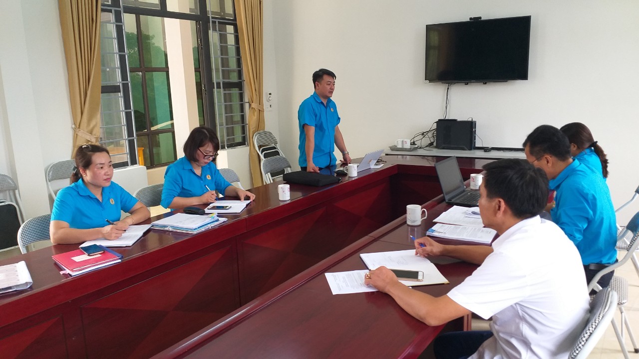 Sáng ngày 23/8/2022 đoàn kiểm tra số 2 Liên đoàn Lao động huyện kiểm tra việc chấp hành Điều lệ và tài chính Công đoàn tại CĐCS xã Việt Hồng.