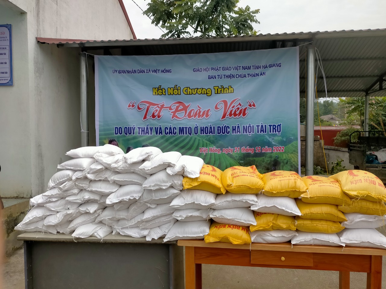 Tặng quà tết cho các hộ nghèo, hộ cận nghèo trên địa bàn xã Việt Hồng