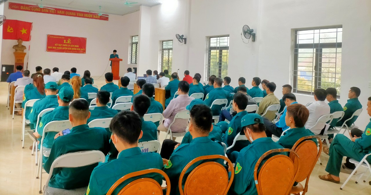 Xã Việt Hồng tổ chức Lễ kết nạp chiến sĩ dân quân và khai mạc huấn luyện lực lượng dân quân năm 2023
