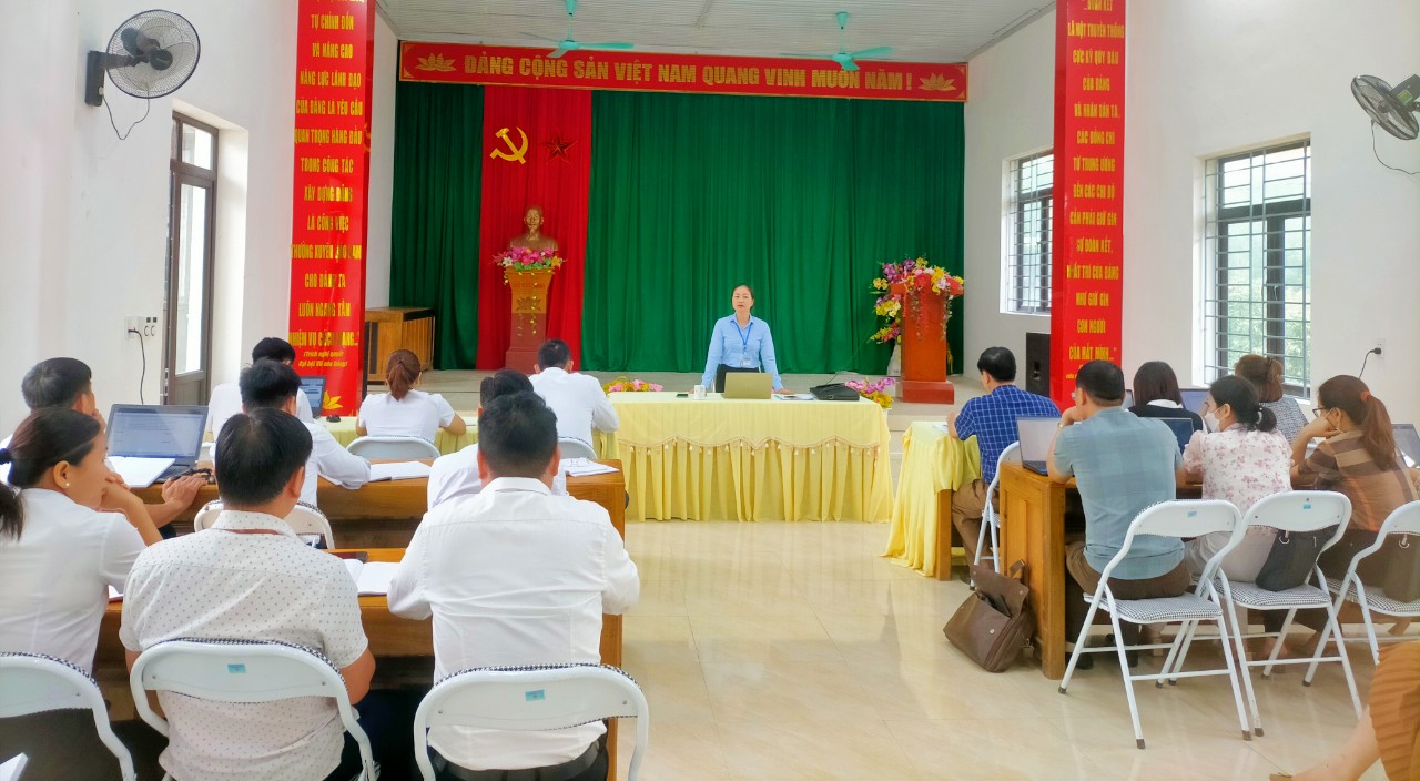 Kiểm tra công tác cải cách hành chính tại UBND xã Việt Hồng
