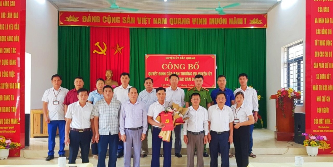 Công bố quyết định về công tác cán bộ tại UBND xã Việt Hồng