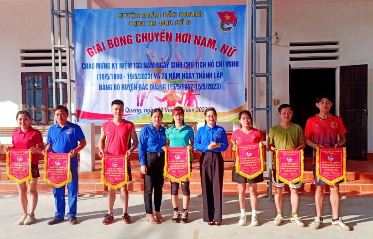 Đoàn thanh niên xã Việt Hồng thi đua lập thành tích chào mừng kỷ niệm 133 năm Ngày sinh Chủ tịch Hồ Chí Minh