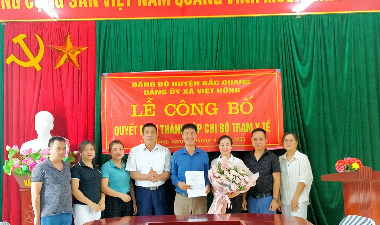 Lễ công bố quyết định thành lập Chi bộ Trạm y tế xã Việt Hồng