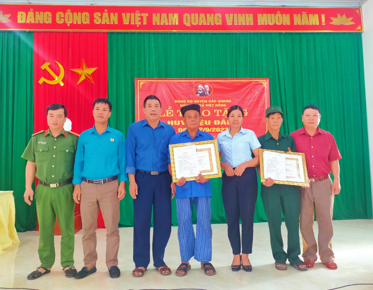 Đảng bộ xã Việt Hồng tổ chức lễ trao tặng Huy hiệu Đảng cho đảng viên