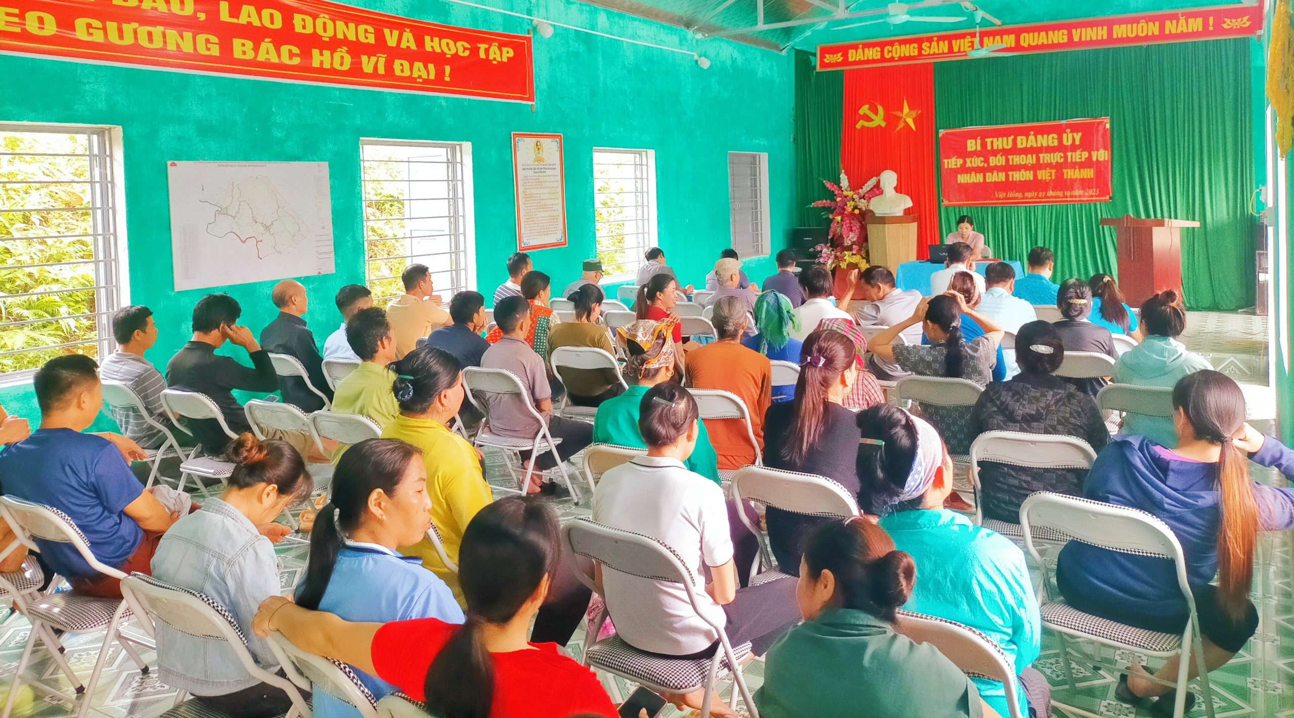 Hội nghị tiếp xúc đối thoại giữa Bí thư Đảng ủy  với nhân dân thôn Việt Thành