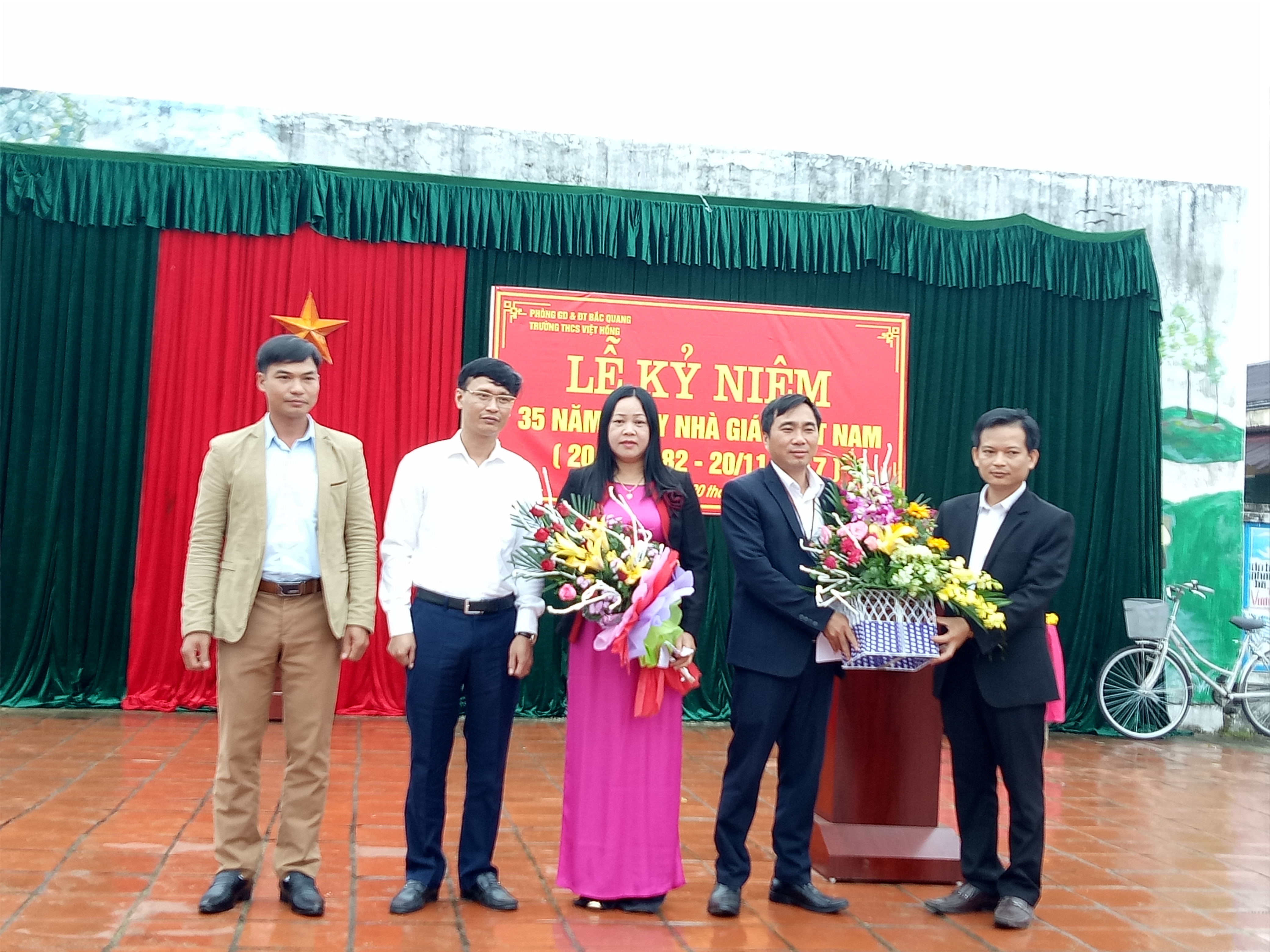 Đồng chí Lý Hồng Quang -UVBTV - Chủ nhiệm UBKT Huyện ủy Bắc Quang dự lễ kỷ niệm 35 năm ngày Nhà giáo Việt Nam tại trường THCS xã Việt Hồng.