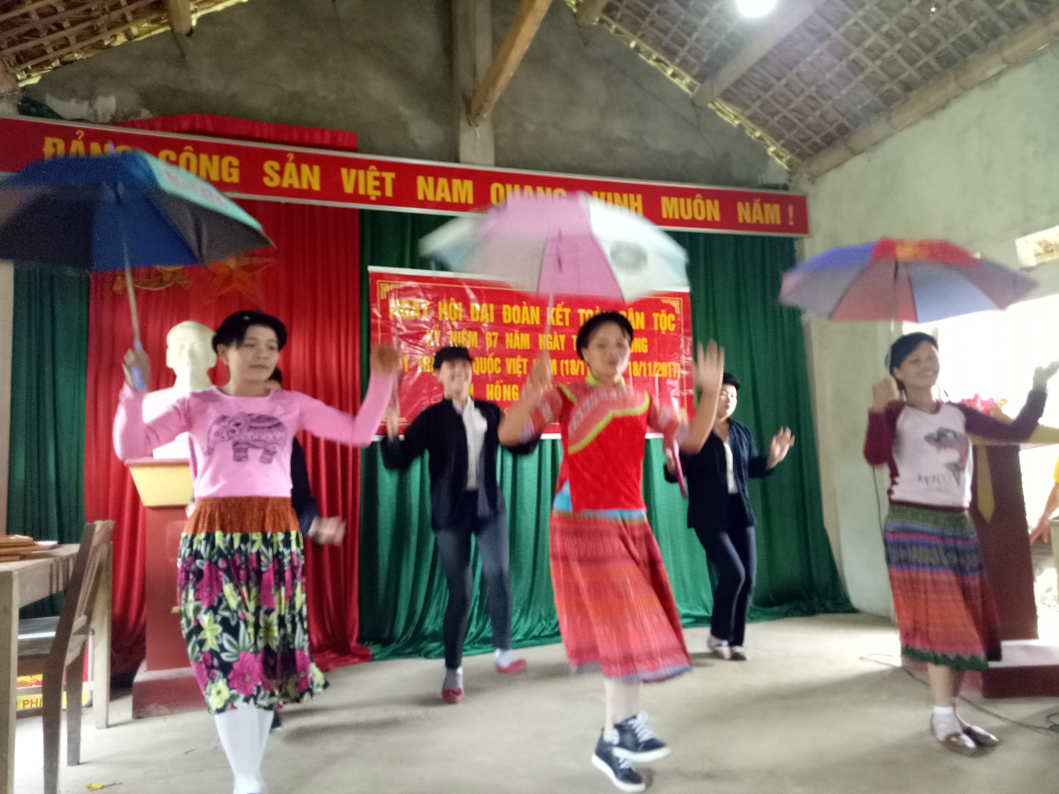 Ngày 09 đến ngày 17/11/2017, 7/7 thôn xã Việt Hồng tổ chức Ngày Hội đại đoàn kết toàn dân.