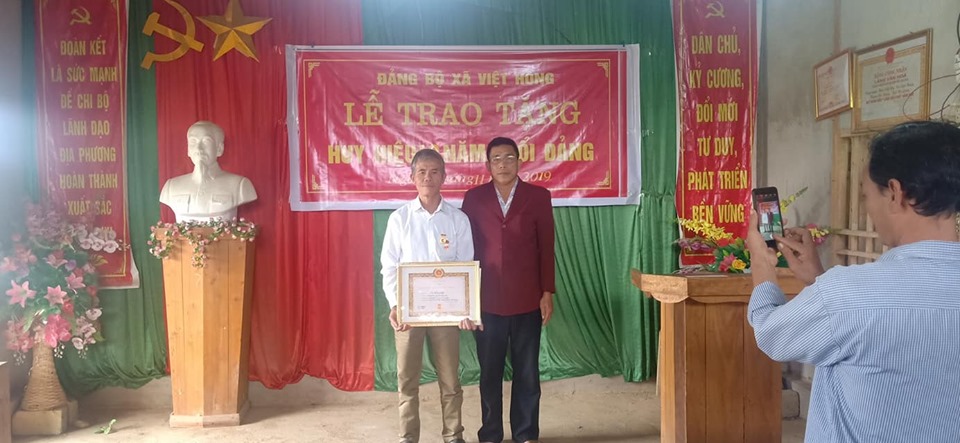 Chi bộ Thôn Việt Hà xã Việt Hồng  trao tặng huy hiệu 40 năm tuổi Đảng
