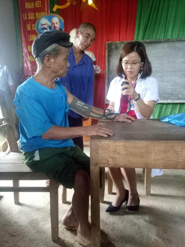 Trạm y tế xã Việt Hồng tổ chức khám sức khỏe người cao tuổi