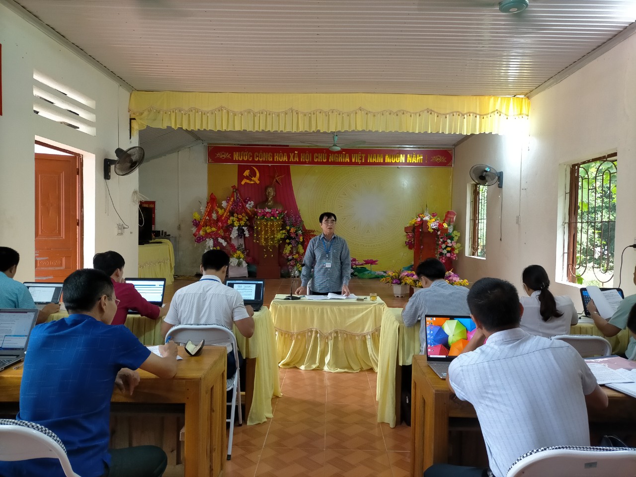 Đoàn kiểm tra của UBND huyện làm việc tại xã Việt Hồng
