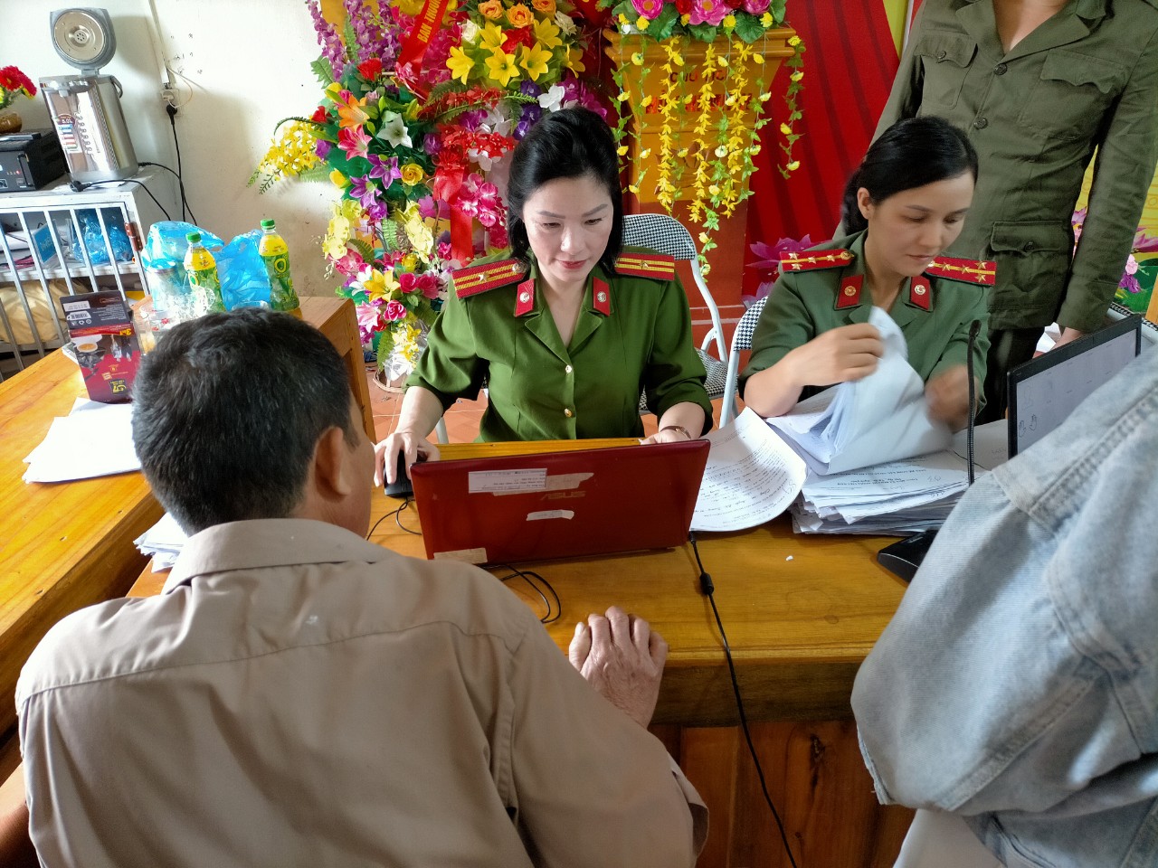 Công an xã Việt Hồng tổ chức cấp thẻ căn cước cho công dân