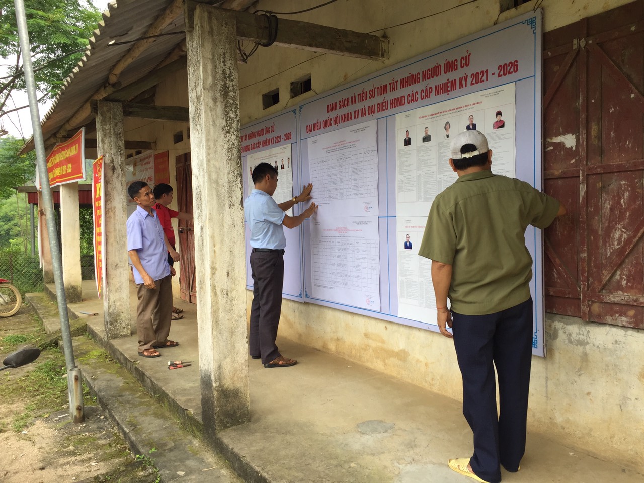 Kiểm tra công tác bầu cử tại các thôn trên địa bàn xã Việt Hồng